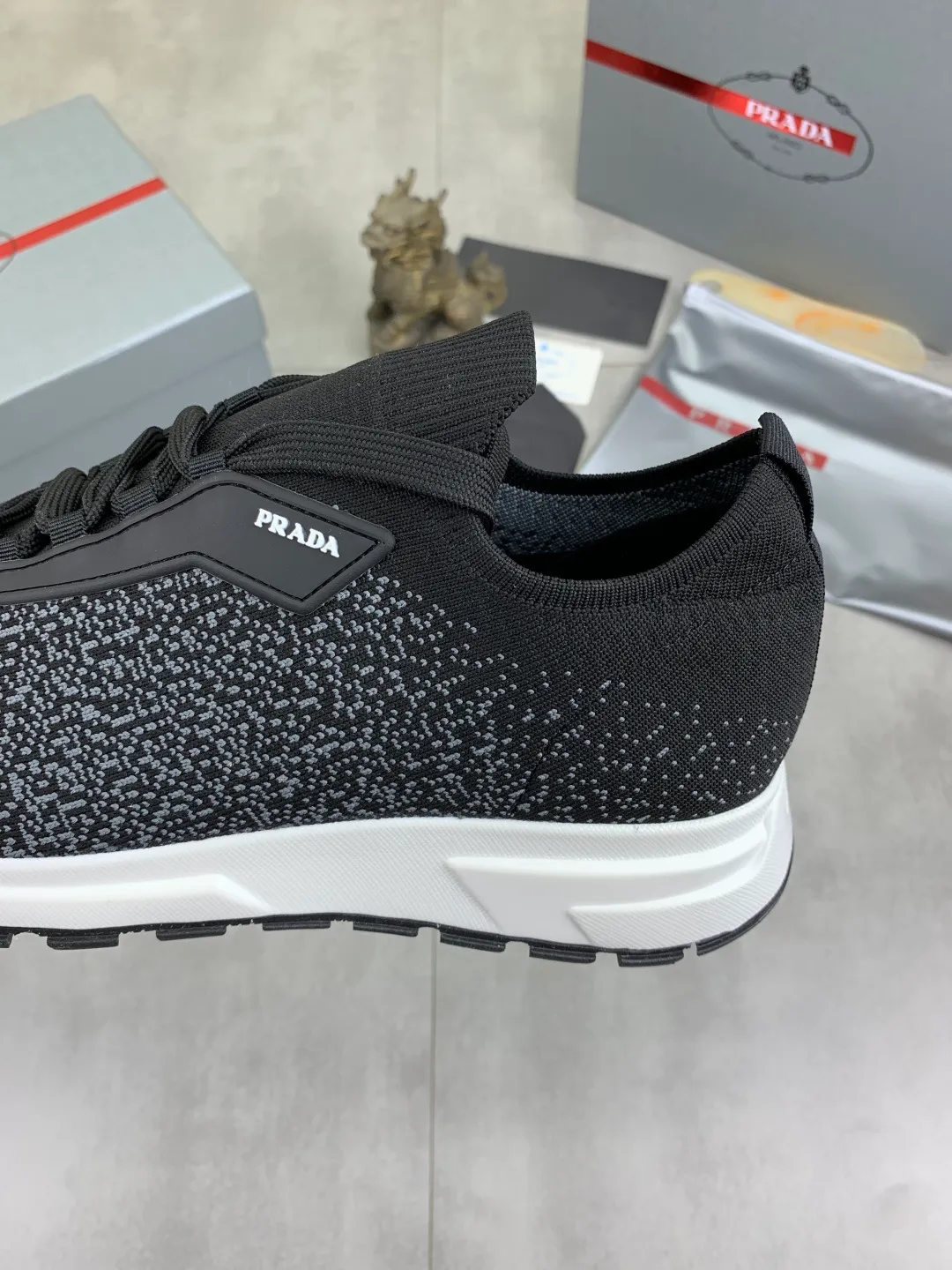 Men's Men's Shoes 💰P500💰【New Style】 (PRADA) The latest model of men's shoes has been launched on the official website in 1:1 copy, synchronized with Hong Kong counters, and on the same catwalk; all made of cowhide Epoxy mesh ➕Imported breathable fabric with cowhide lining, 🍡🍡Original 1:1 rubber outsole, non-slip and wear-resistant; comfortable on the feet, attractive style, fine workmanship, and simple and neat shoe lasts, highlighting a man's boldness and toughness, 👍size 38 to 44 3⃣️Color🉑️Choose
